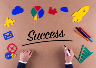 Erkek elleriyle işaret ve renkli simgeler