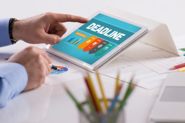 Tablet üzerinde çalışan iş adamı
