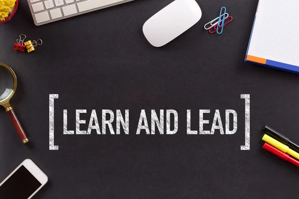 Текст LEARN і LEAD — стокове фото