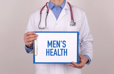 Ayakta ve Pano tutan doktor