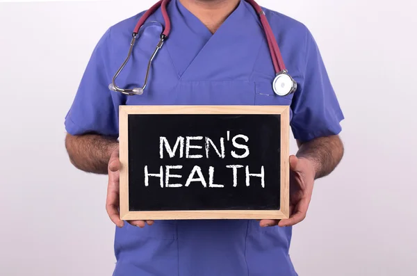 Läkare stående med mini blackboard — Stockfoto
