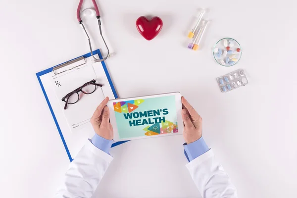 Médico segurando tablet digital — Fotografia de Stock