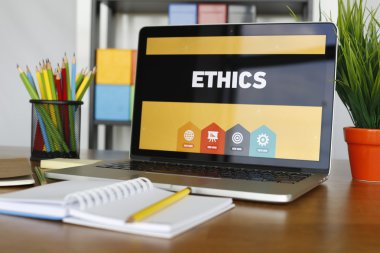 Etik metin üstünde laptop