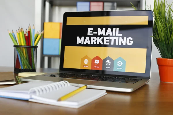 E-Mail Marketing tekst na laptopie — Zdjęcie stockowe