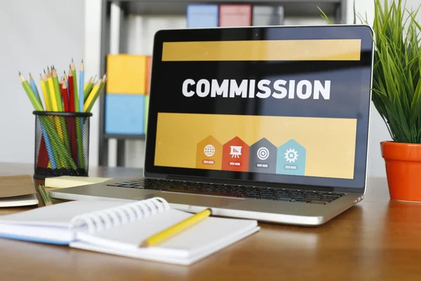 Komisyon metin üstünde laptop — Stok fotoğraf