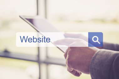 Tablet kullanan adam 