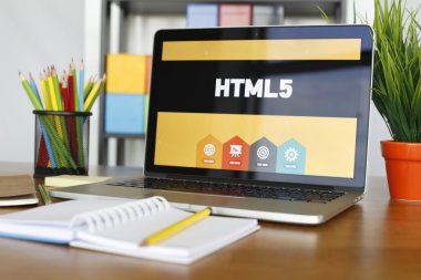 HTML5 metin üstünde laptop