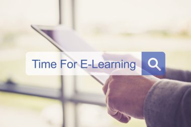 Tablet kullanan adam 