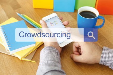 telefonu kullanan adam