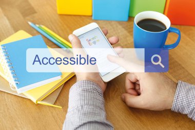 telefonu kullanan adam