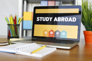 Ahşap masa laptop