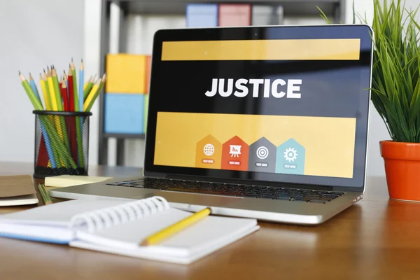 Texto de justicia en laptop — Foto de Stock