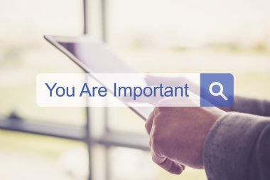 Tablet kullanan adam 