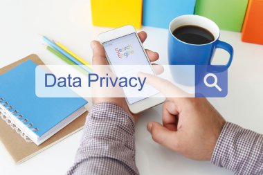 Cep telefonu ile masa üzerinde oturan adam