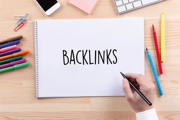 Uomo scrittura testo Backlinks — Foto Stock