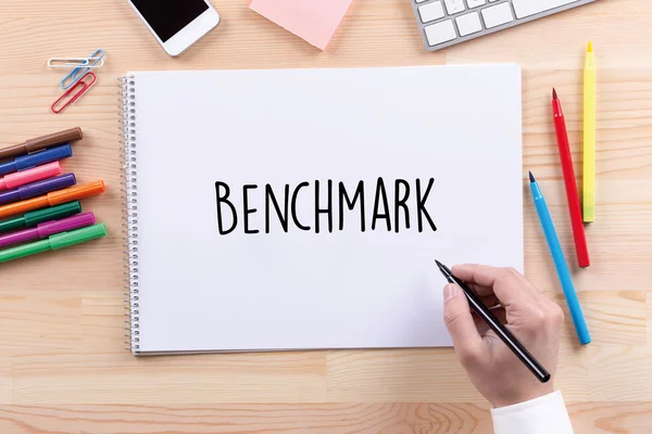 Man skriver text Benchmark — Stockfoto