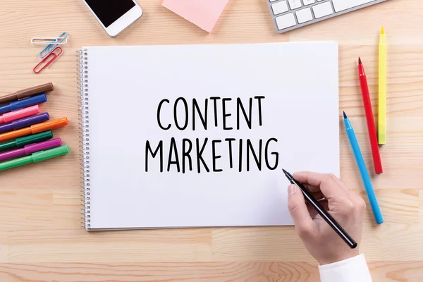 Mann schreibt Text Content Marketing — Stockfoto