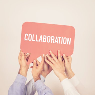 tutan kişi konuşma balonu yazılı