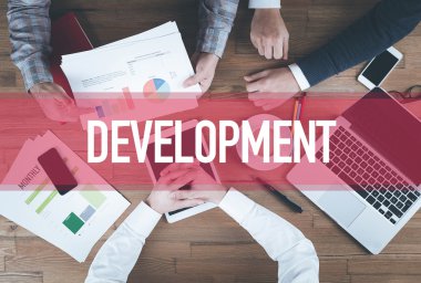 İş ekibi birlikte çalışıyor.