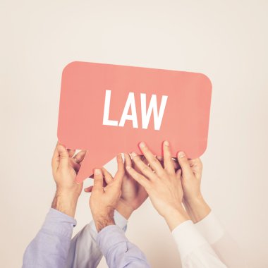 tutan kişi konuşma balonu yazılı