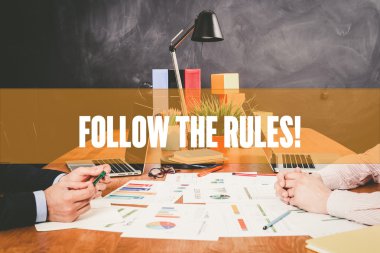 Ofiste birlikte çalışan iki işadamı.