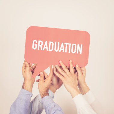 tutan kişi konuşma balonu yazılı