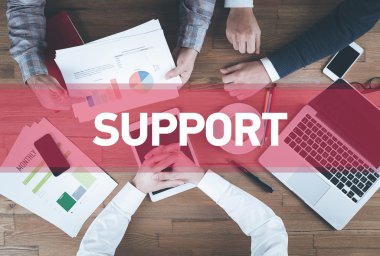 İş ekibi birlikte çalışıyor.