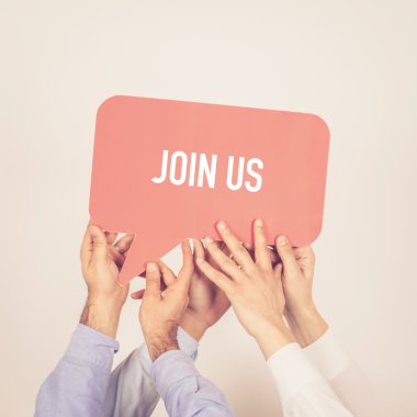 tutan kişi konuşma balonu yazılı