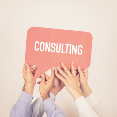 tutan kişi konuşma balonu yazılı