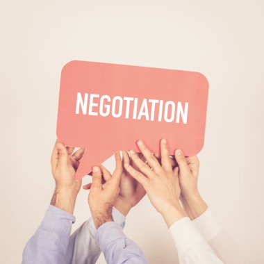 tutan kişi konuşma balonu yazılı