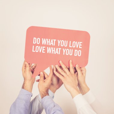 tutan kişi konuşma balonu yazılı