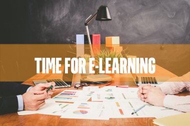 Ofiste birlikte çalışan iki işadamı.