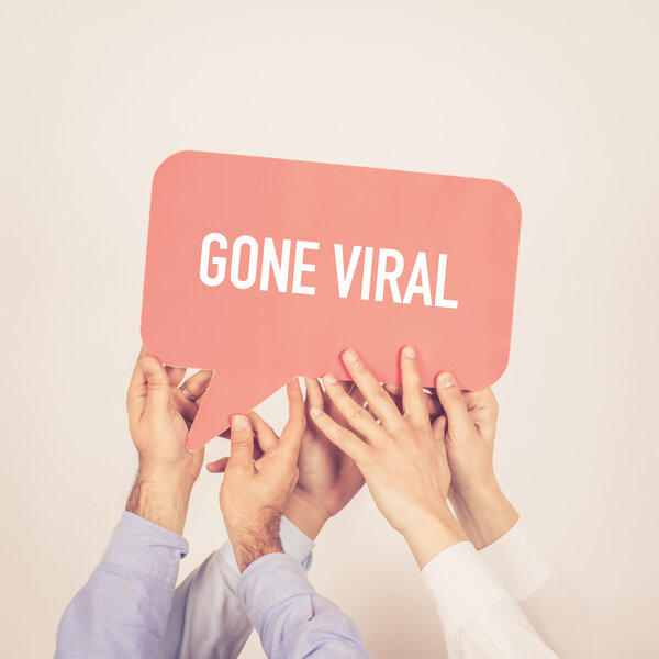 люди держат письменный пузырь речи
