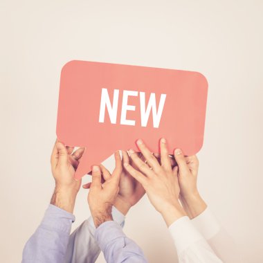 tutan kişi konuşma balonu yazılı