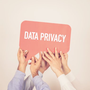 tutan kişi konuşma balonu yazılı