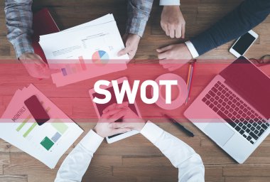 İş ekibi birlikte çalışıyor.