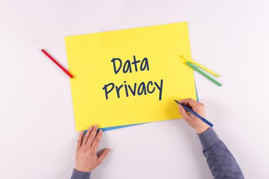 Sarı kağıda yazı el