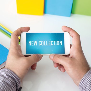 Akıllı telefon tutan adam.