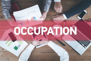 İş ekibi birlikte çalışıyor.