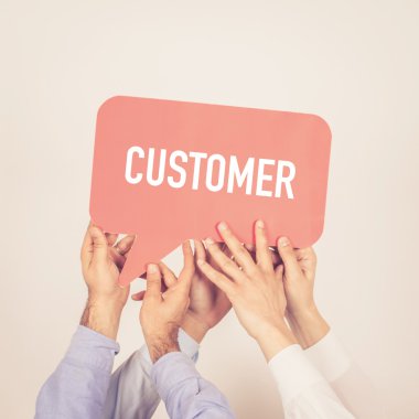 tutan kişi konuşma balonu yazılı