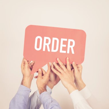 tutan kişi konuşma balonu yazılı