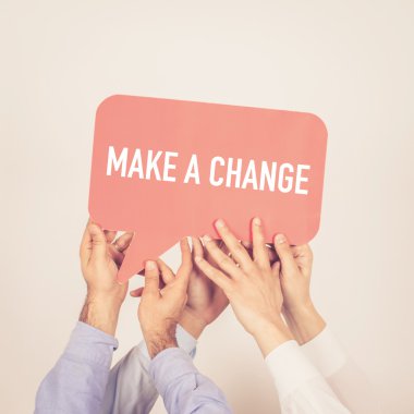 tutan kişi konuşma balonu yazılı