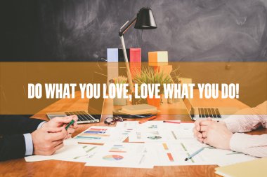 Ofiste birlikte çalışan iki işadamı.