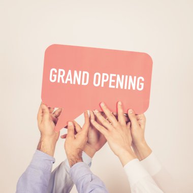 tutan kişi konuşma balonu yazılı