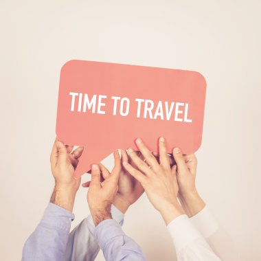 tutan kişi konuşma balonu yazılı