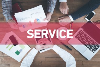 İş ekibi birlikte çalışıyor.