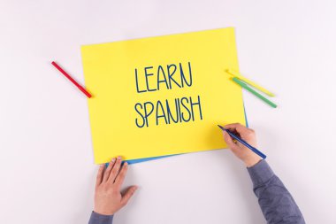 Sarı kağıda yazı el