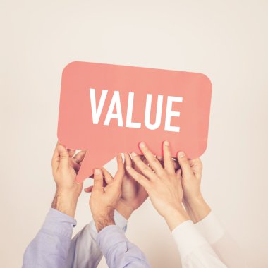 tutan kişi konuşma balonu yazılı