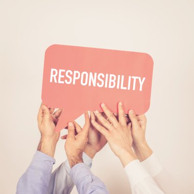 tutan kişi konuşma balonu yazılı