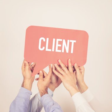 tutan kişi konuşma balonu yazılı